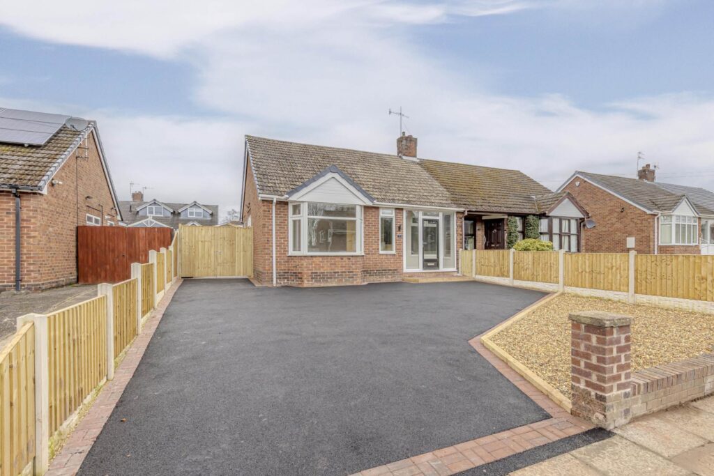 Atherstone Road, Trentham, ST4 8JY